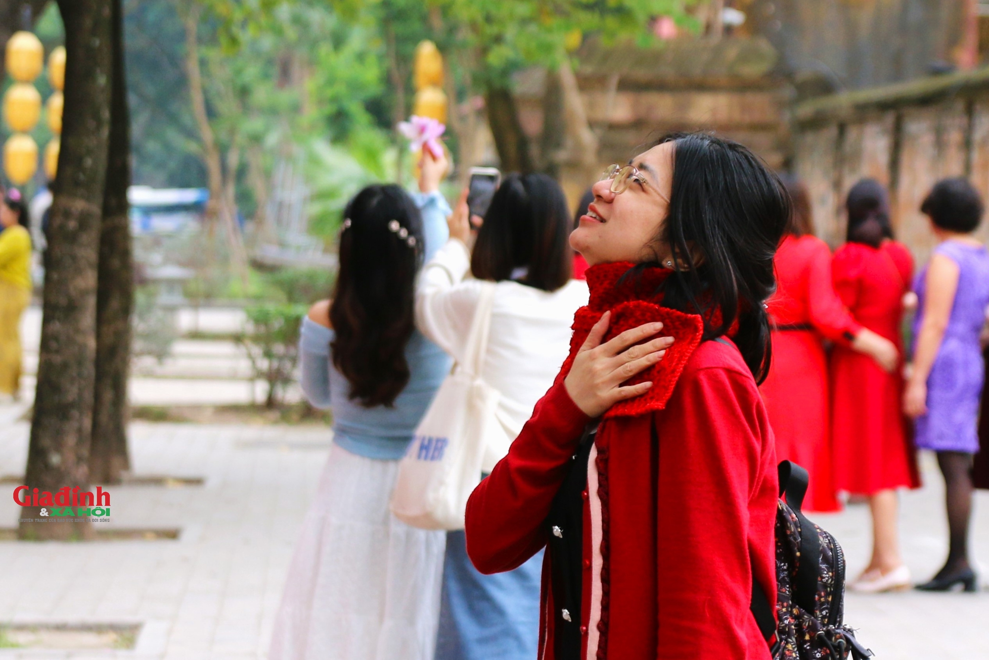 Ngắm hoa ban khoe sắc trên đường phố Hà Nội, người dân xúng xính váy áo ‘check in’ - Ảnh 3.
