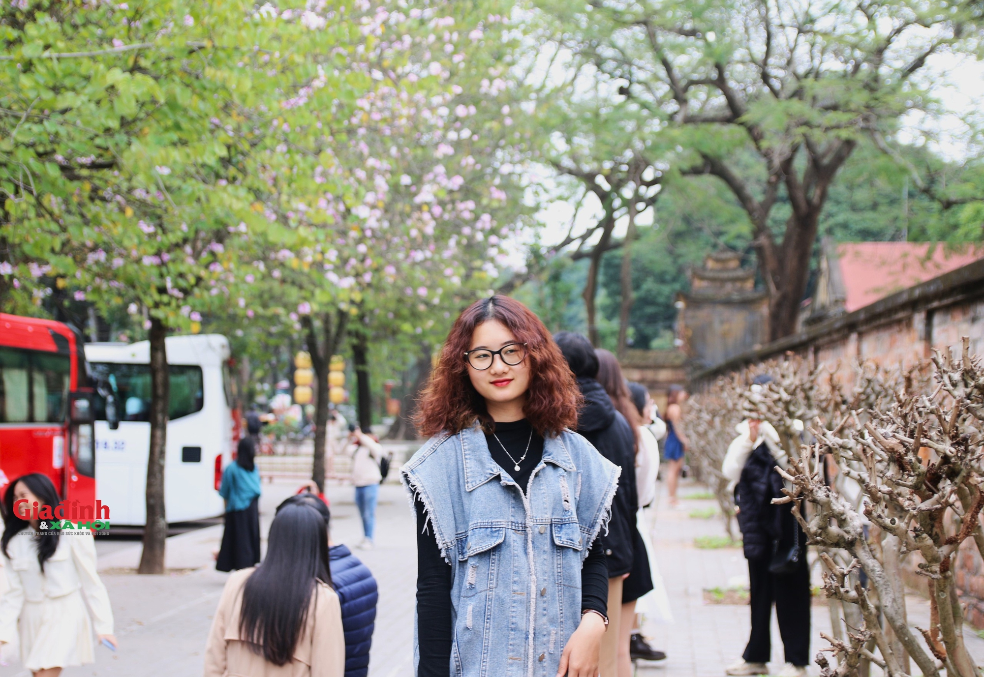 Ngắm hoa ban khoe sắc trên đường phố Hà Nội, người dân xúng xính váy áo ‘check in’ - Ảnh 7.