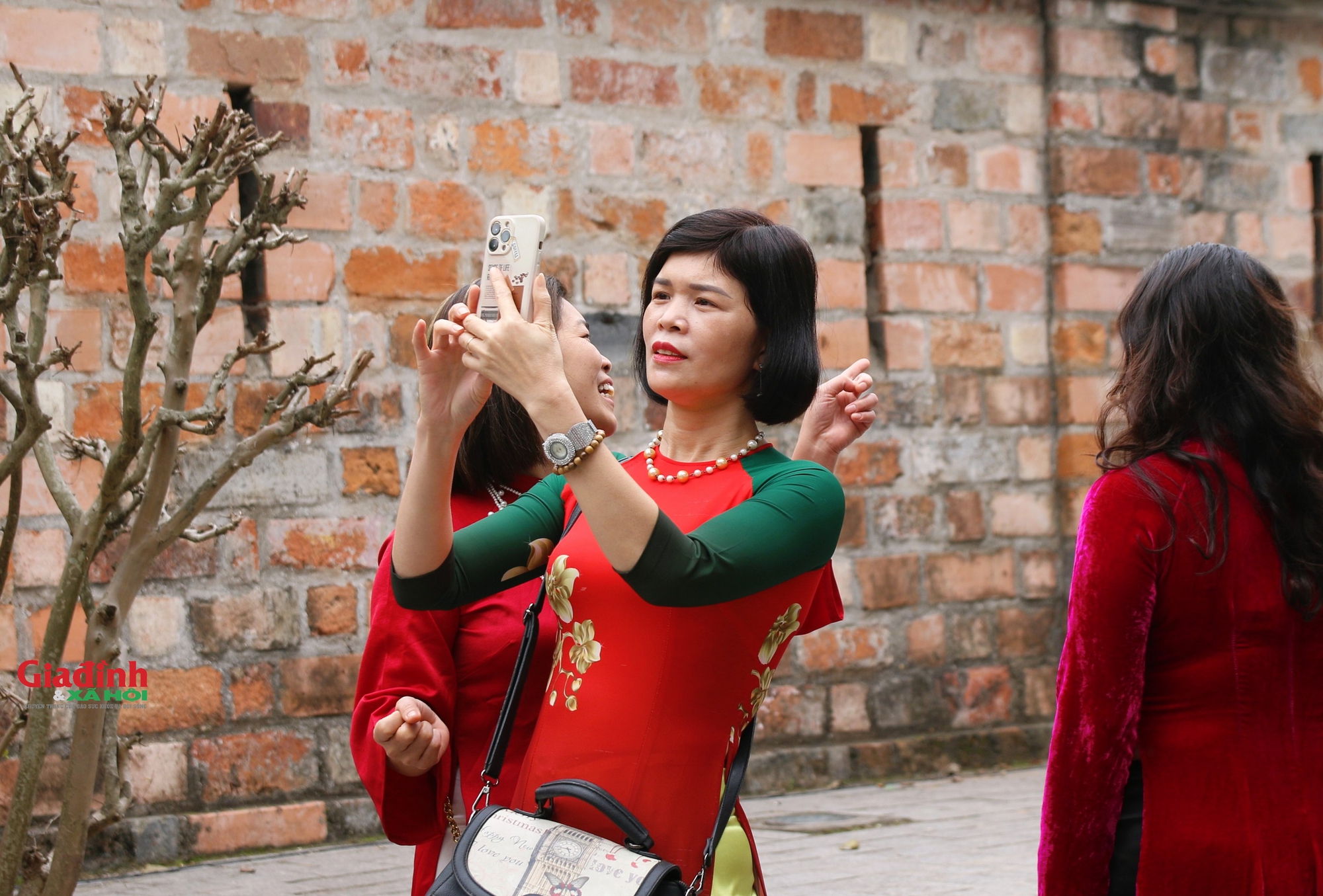 Ngắm hoa ban khoe sắc trên đường phố Hà Nội, người dân xúng xính váy áo ‘check in’ - Ảnh 9.