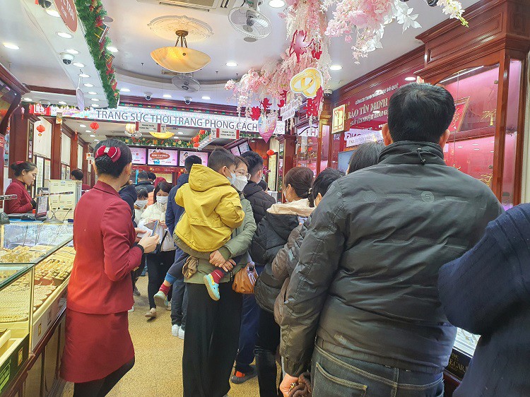 Giá vàng hôm nay ở mức cao nhất mọi thời đại, nên bán chốt lời hay mua vào? - Ảnh 2. Giá vàng hôm nay ở mức cao nhất mọi thời đại, nên bán chốt lời hay mua vào? - Ảnh 2.