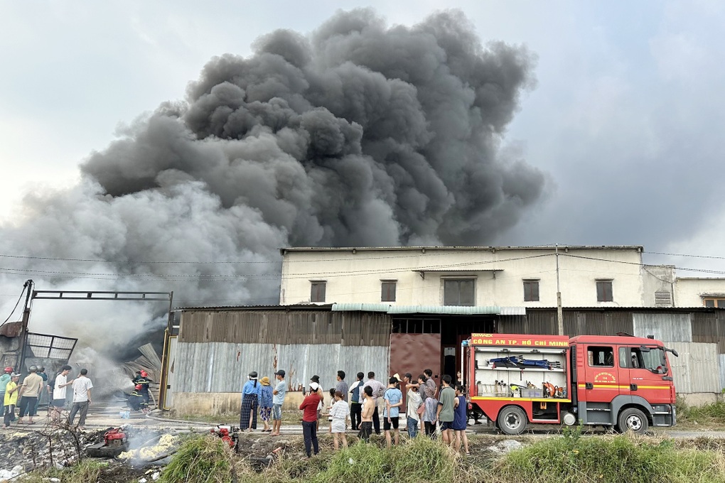 Nhà xưởng 2.000m2 ở TPHCM cháy ngùn ngụt sau tiếng nổ lớn - Ảnh 1.