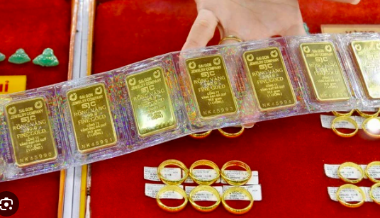 Giá vàng hôm nay 30/3: SJC quay đầu giảm sốc, vàng nhẫn Bảo Tín Minh Châu, Mi Hồng, Doji mất mốc 70 triệu chỉ trong một ngày- Ảnh 2.
