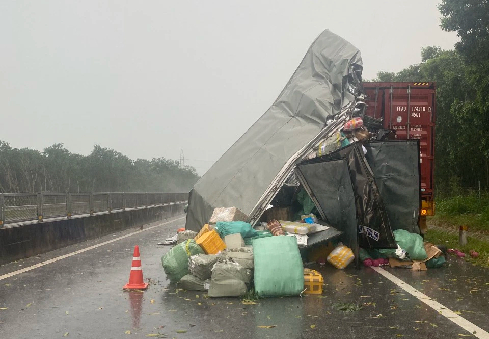Tai nạn trên tuyến cao tốc Cam Lộ - La Sơn, tài xế nguy kịch- Ảnh 1.