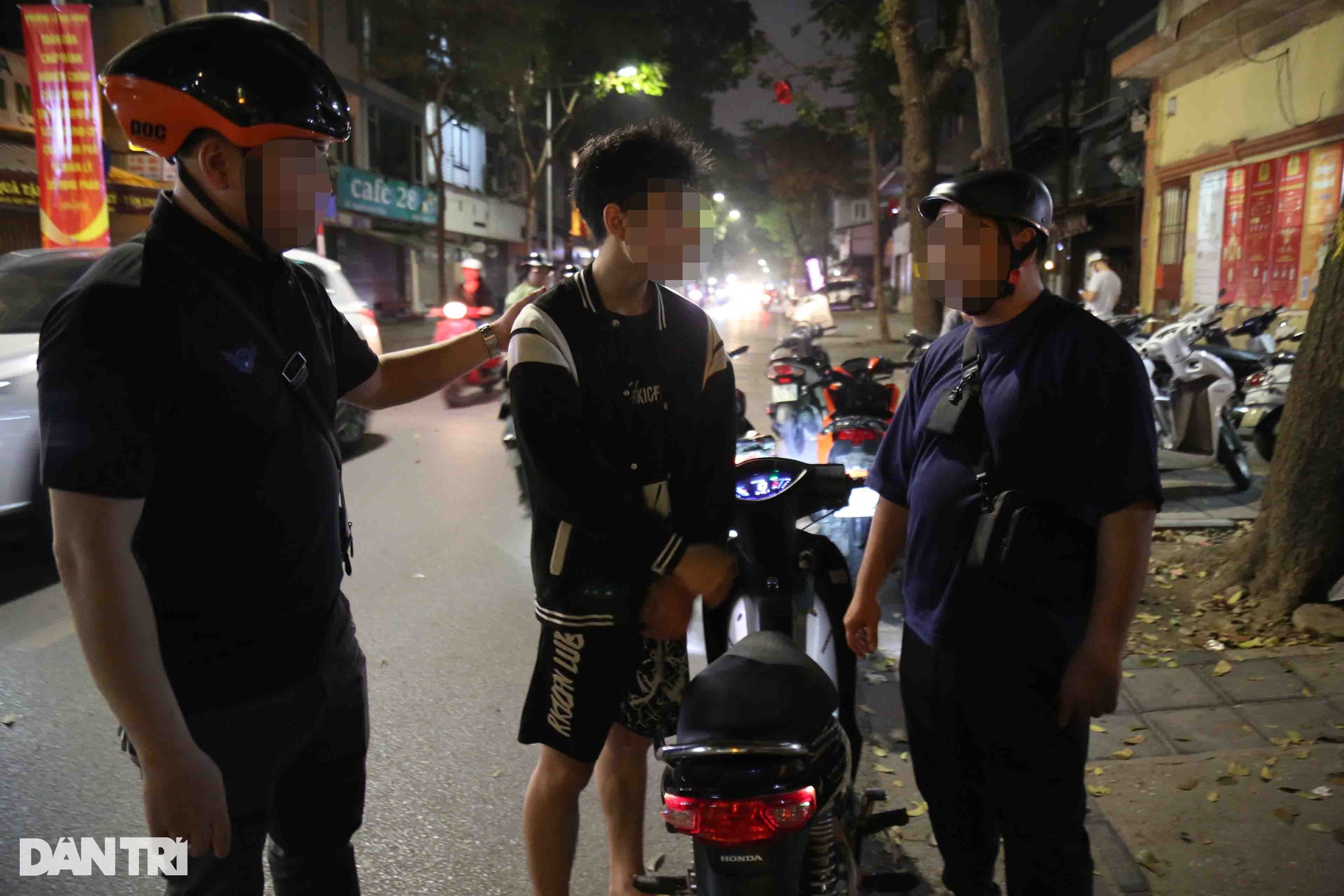 141 hóa trang xuyên đêm truy bắt &quot;quái xế&quot; trên phố Hà Nội - Ảnh 2.
