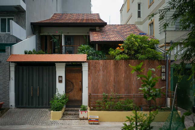 Bình yên cất giấu trong ngôi nhà hiện đại kết hợp phong cách Đông Dương - Ảnh 1.