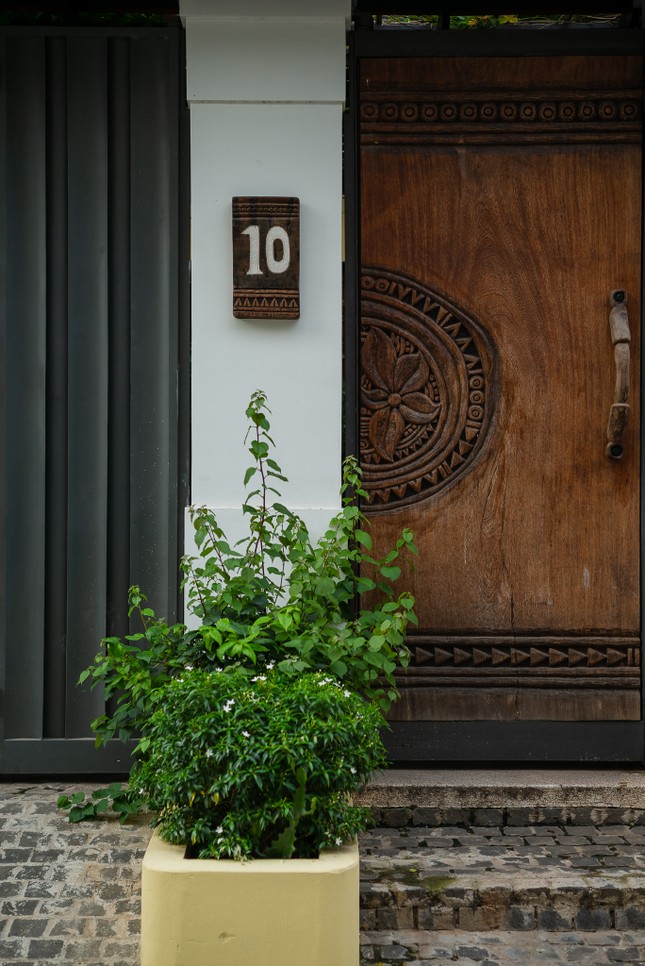 Bình yên cất giấu trong ngôi nhà hiện đại kết hợp phong cách Đông Dương - Ảnh 2.