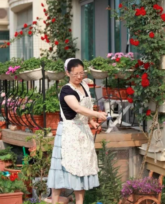 Rời thành phố tấp nập, người phụ nữ dành 8 năm xây dựng một sân nhỏ đầy hoa để già đi một cách xinh đẹp- Ảnh 4.