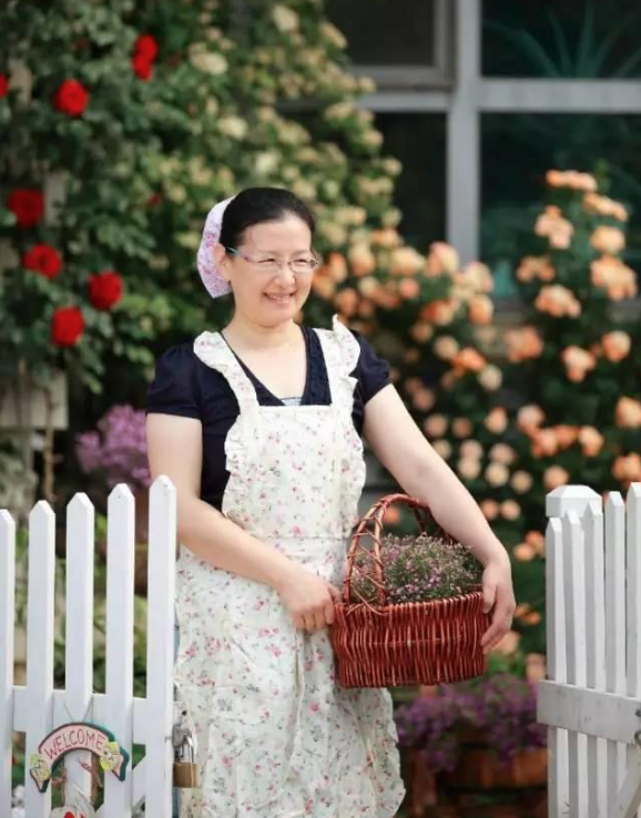 Rời thành phố tấp nập, người phụ nữ dành 8 năm xây dựng một sân nhỏ đầy hoa để già đi một cách xinh đẹp- Ảnh 6.