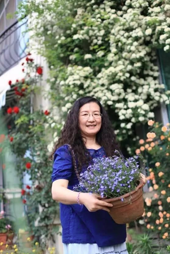 Rời thành phố tấp nập, người phụ nữ dành 8 năm xây dựng một sân nhỏ đầy hoa để già đi một cách xinh đẹp- Ảnh 12.
