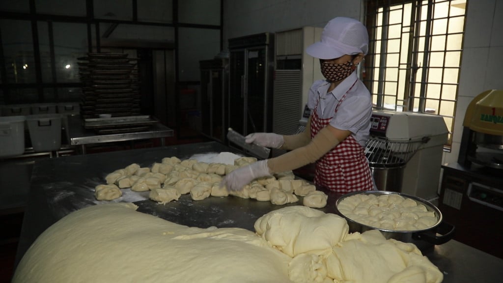Ở Quảng Ninh, ngoài than là &quot;đặc sản&quot;, người ta còn nhớ đến bánh mì mỏ! - Ảnh 1.