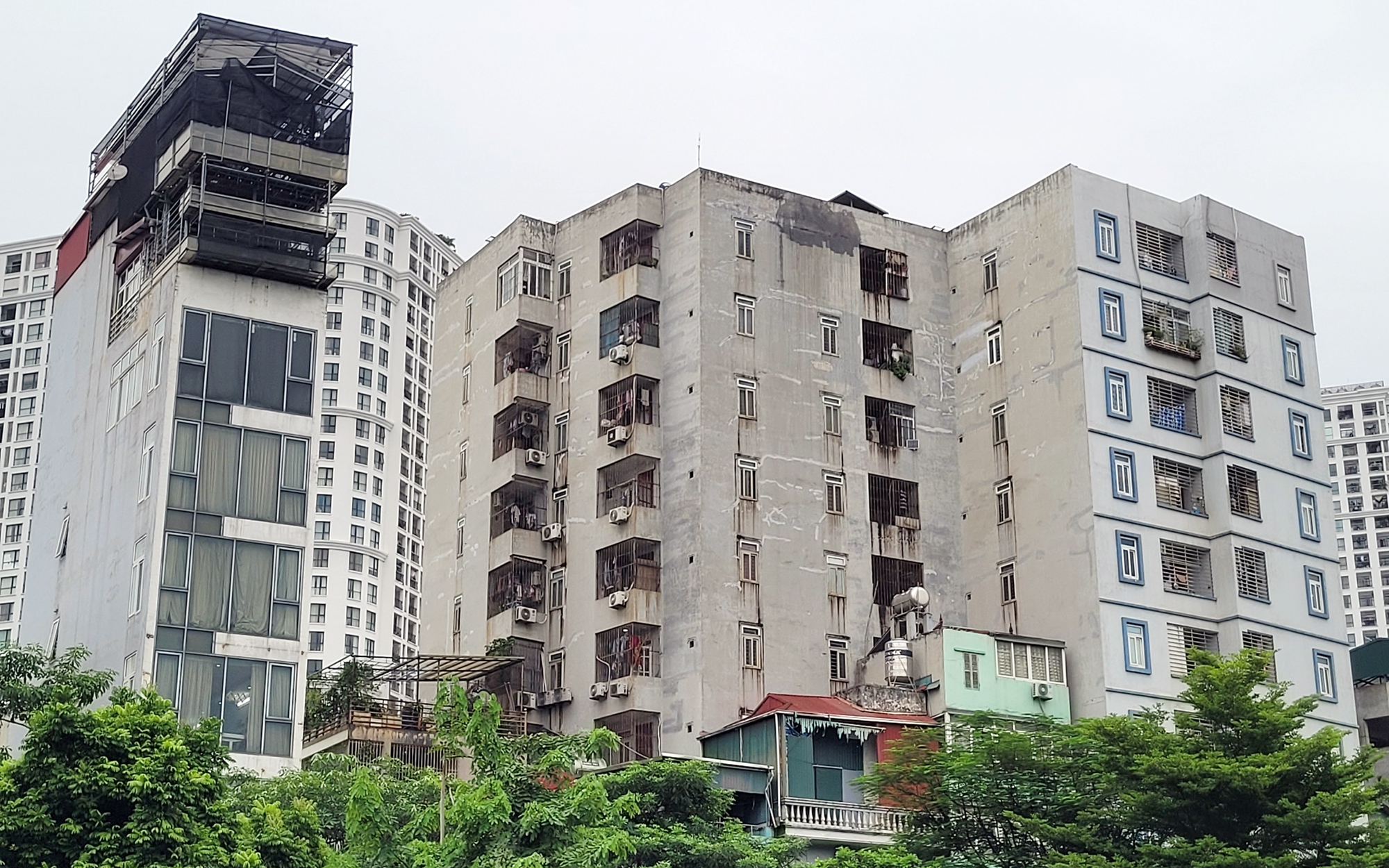 Hà Nội yêu cầu rà soát nhà ở nhiều tầng, nhiều căn hộ, xử lý dứt điểm công trình vi phạm trật tự xây dựng