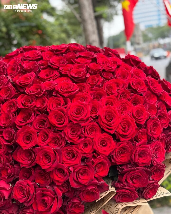 Đại gia Hà Nội mua bó hoa 26 triệu đồng làm quà 8/3 tặng vợ - Ảnh 1.
