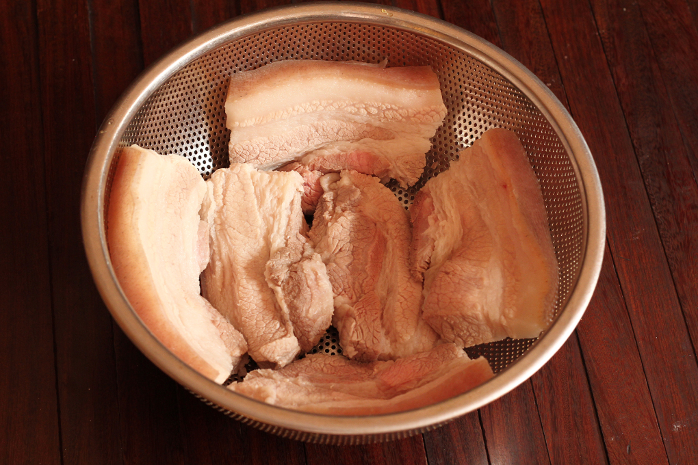 Cách làm thịt ba rọi chiên nước mắm thơm ngon, đưa cơm - Ảnh 4.