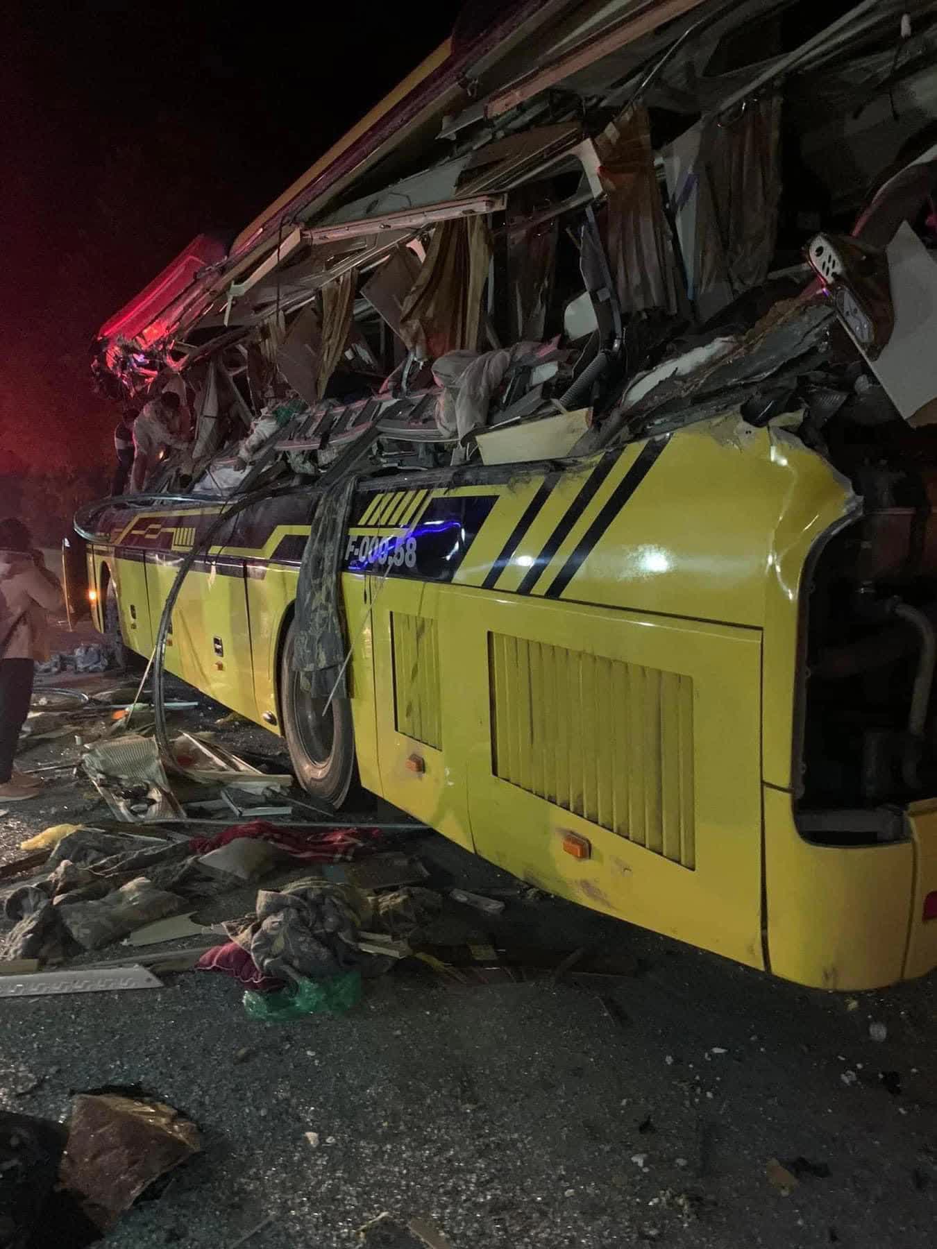 Xe khách bị xé toạc sau va chạm với xe container trên QL2, 5 người tử vong tại chỗ - Ảnh 2.