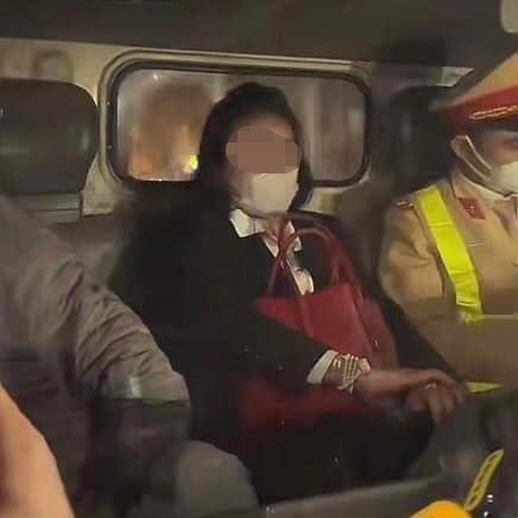 Hà Nội: Sau va chạm giao thông, phát hiện nữ tài xế 'dính cồn' kịch khung - Ảnh 4.