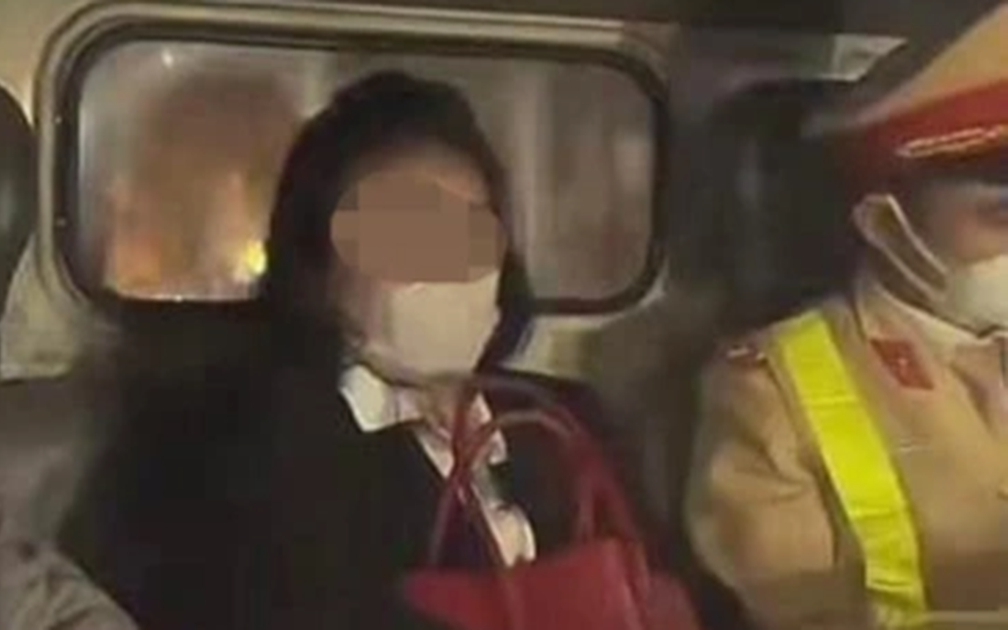 Hà Nội: Sau va chạm giao thông, phát hiện nữ tài xế "dính cồn" kịch khung