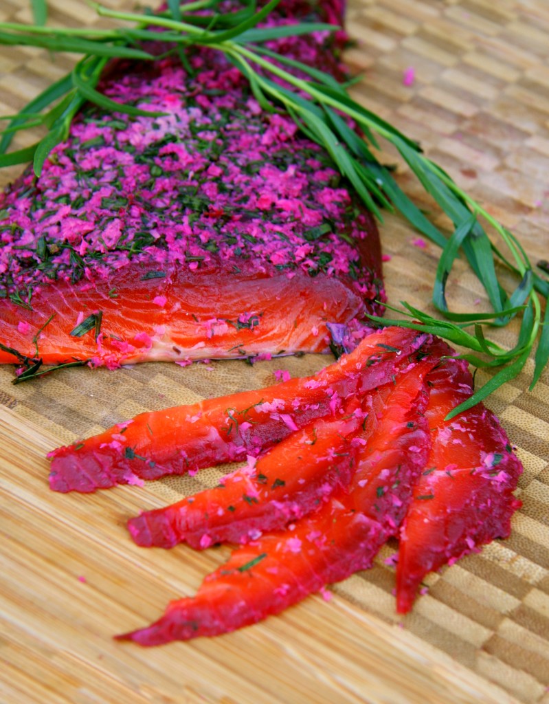Cá hồi ướp loại củ này tạo nên món ăn màu đẹp rực rỡ, ăn không chỉ ngon mà còn tăng sức đề kháng - Ảnh 1.