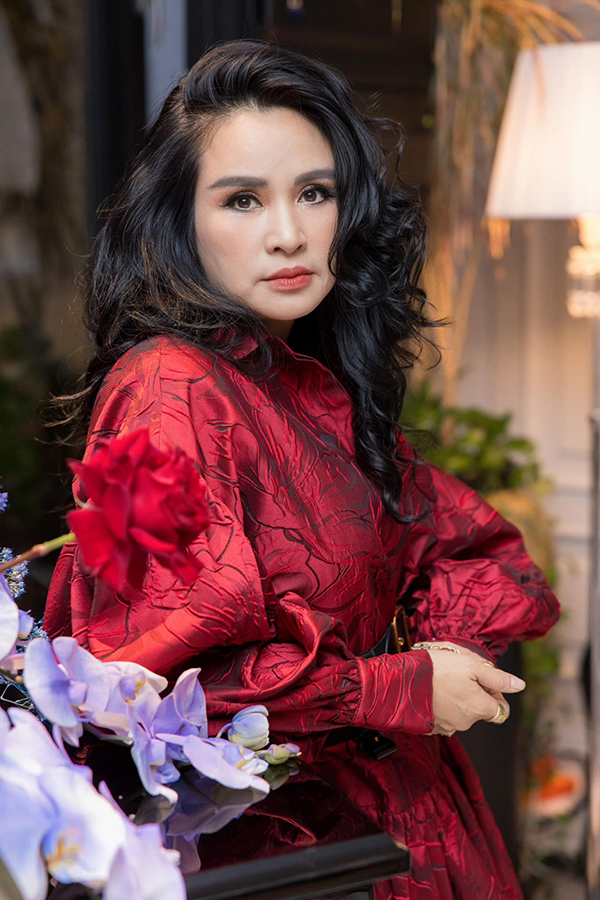 Nữ diva nhạc Việt vừa được trao tặng danh hiệu NSND: Nhan sắc U60 trẻ đẹp, viên mãn bên chồng tài hoa