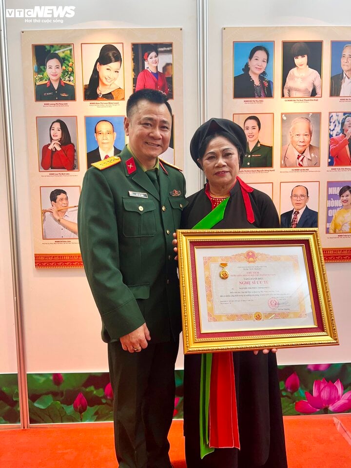 Mẹ của NSND Tự Long nhận danh hiệu NSƯT, trải lòng sau khi vượt qua bệnh ung thư - Ảnh 2.