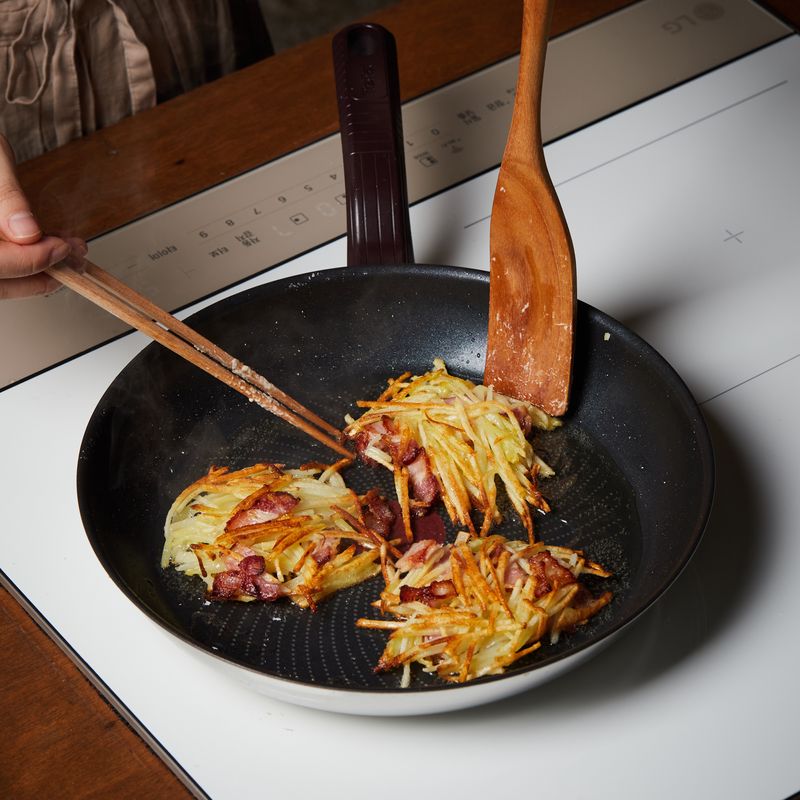 Mách bạn một cách biến tấu củ khoai tây thành một món bánh giòn rụm cực thơm ngon để nhâm nhi - Ảnh 6.