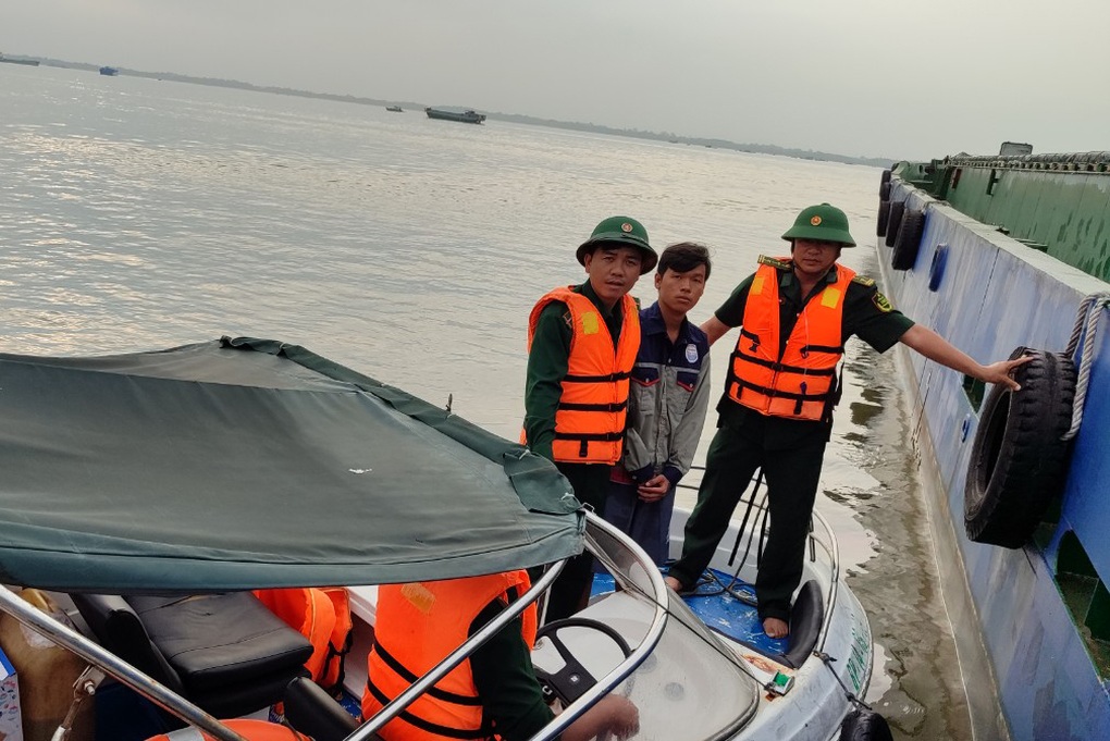 Cứu thuyền viên bị nạn trôi dạt 1km trên sông Soài Rạp - Ảnh 1.