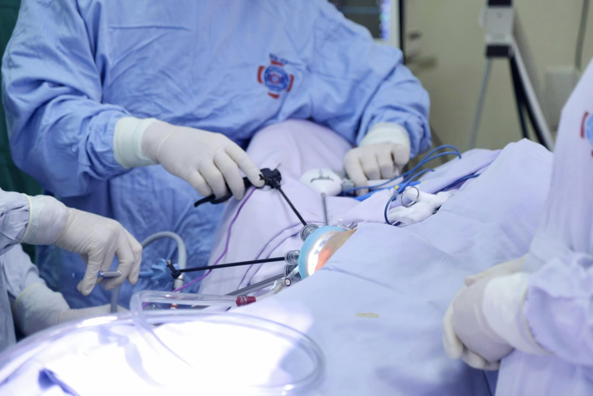 Lần đầu tiên nội soi một lỗ cắt tuyến vú kết hợp tạo hình thẩm mỹ cho bệnh nhân ung thư vú - Ảnh 2.