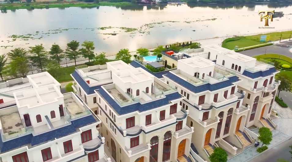 Sau 2 thập kỷ gắn bó, vợ chồng Việt Hương đoàn tụ trong căn biệt thự 300 tỷ đồng hoành tráng như cung điện- Ảnh 2.
