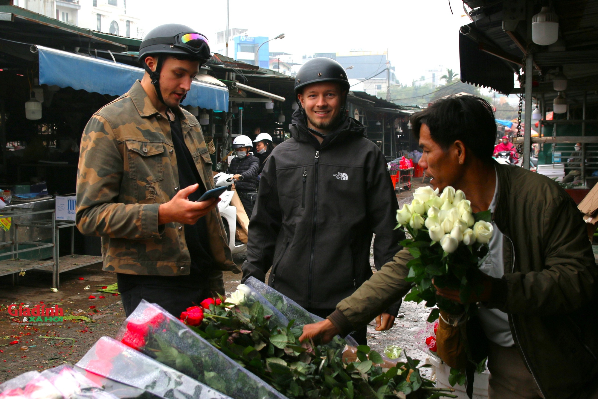 'Cánh mày râu' xuống phố, đi chợ mua hoa tặng người thân nhân ngày 8/3  - Ảnh 5.