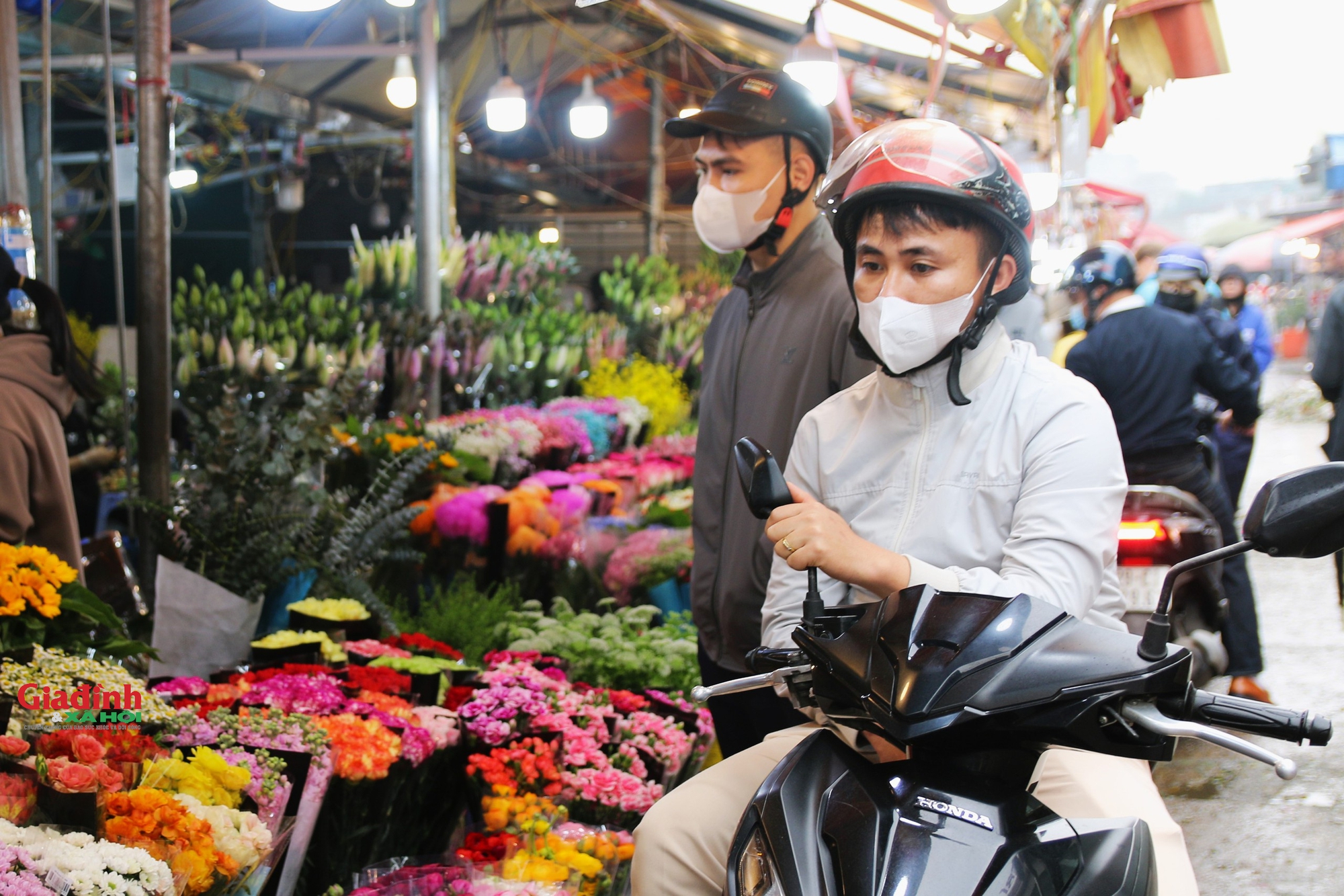 'Cánh mày râu' xuống phố, đi chợ mua hoa tặng người thân nhân ngày 8/3  - Ảnh 6.