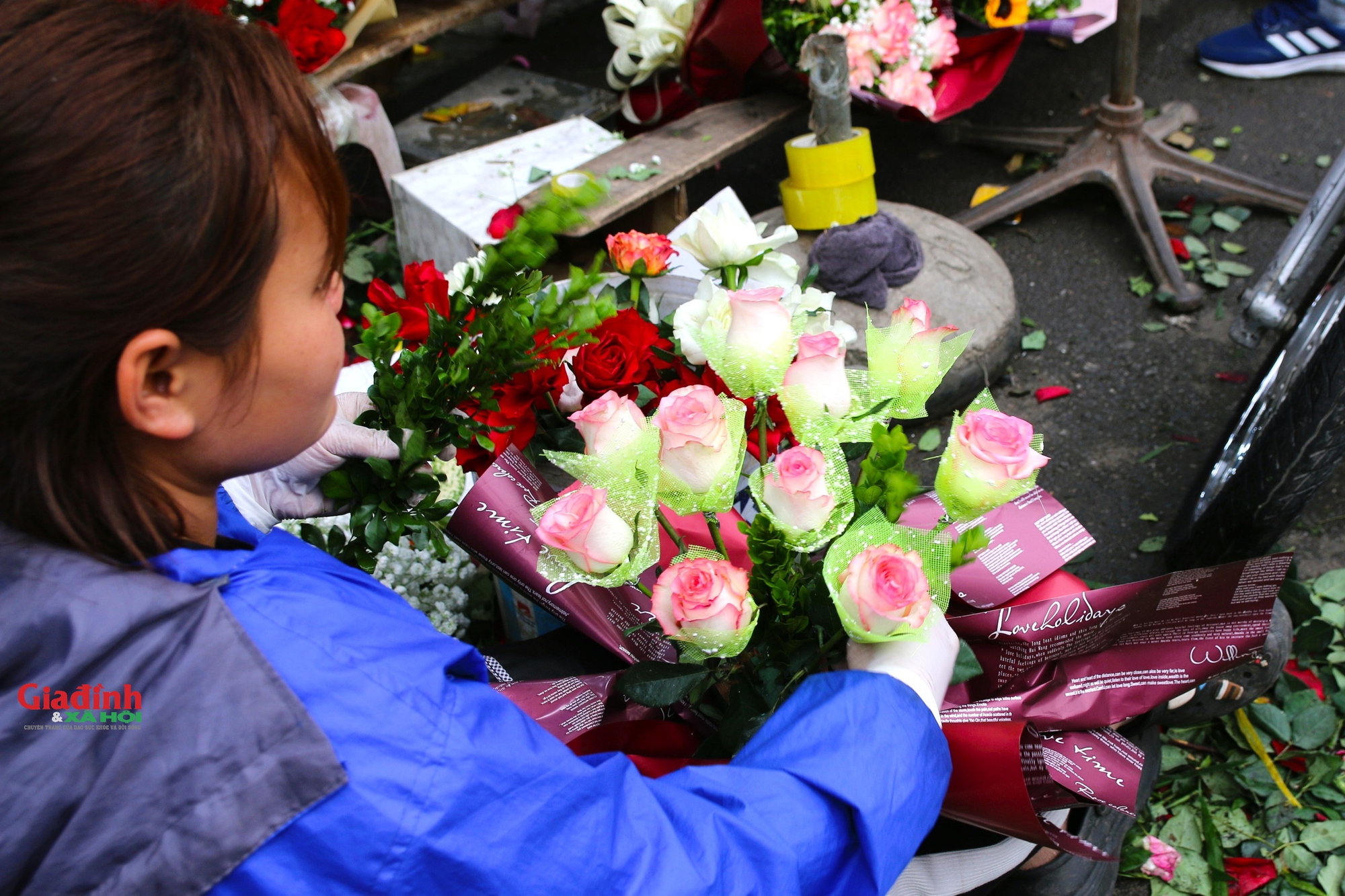 'Cánh mày râu' xuống phố, đi chợ mua hoa tặng người thân nhân ngày 8/3  - Ảnh 9.