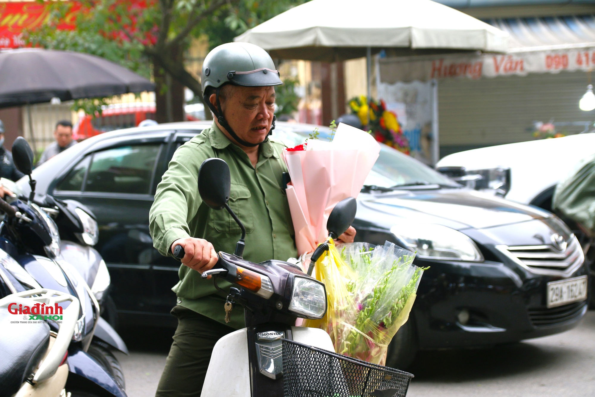 'Cánh mày râu' xuống phố, đi chợ mua hoa tặng người thân nhân ngày 8/3  - Ảnh 10.