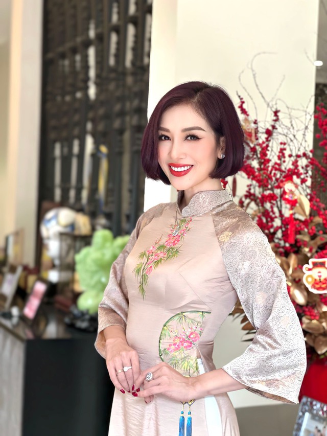 Trần Bảo Sơn dự tiệc ở biệt thự 1.000 m2 của quý bà Thu Hương - Ảnh 1.