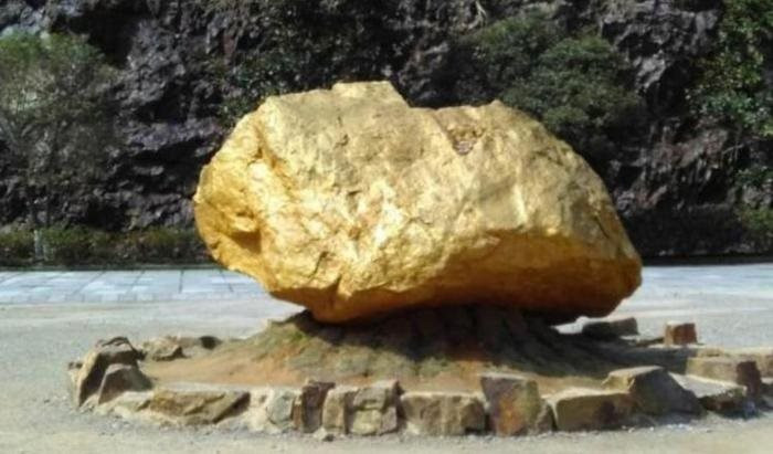 “Khối đá” trị giá hơn 41.000 tỷ đồng được giám sát 24/24 ở Trung Quốc: Nặng đến 45 tấn, &quot;phát sáng bất thường&quot;, là kho báu lộ thiên nhiều người ao ước - Ảnh 1.