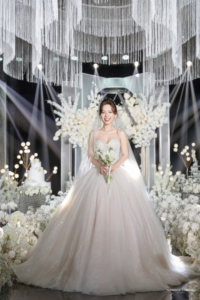 Lễ cưới của diễn viên Vbiz và chồng doanh nhân: Cô dâu diện váy 200 triệu khoe nhan sắc mỹ miều, dàn sao đổ bộ chúc mừng - Ảnh 2.