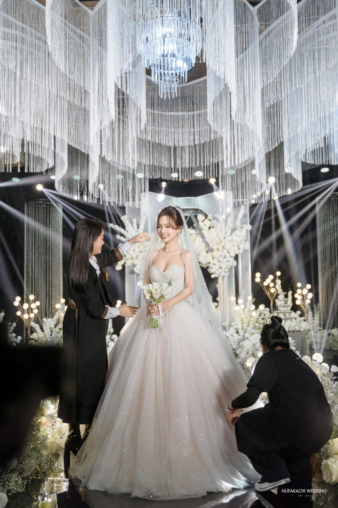 Lễ cưới của diễn viên Vbiz và chồng doanh nhân: Cô dâu diện váy 200 triệu khoe nhan sắc mỹ miều, dàn sao đổ bộ chúc mừng - Ảnh 3.