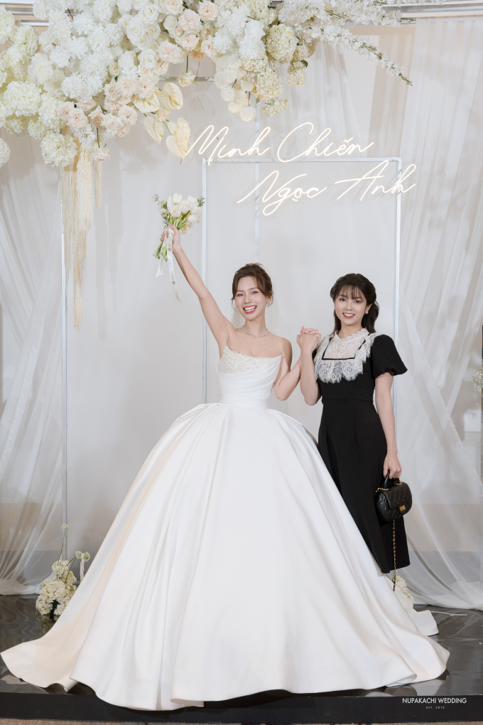 Lễ cưới của diễn viên Vbiz và chồng doanh nhân: Cô dâu diện váy 200 triệu khoe nhan sắc mỹ miều, dàn sao đổ bộ chúc mừng - Ảnh 6.