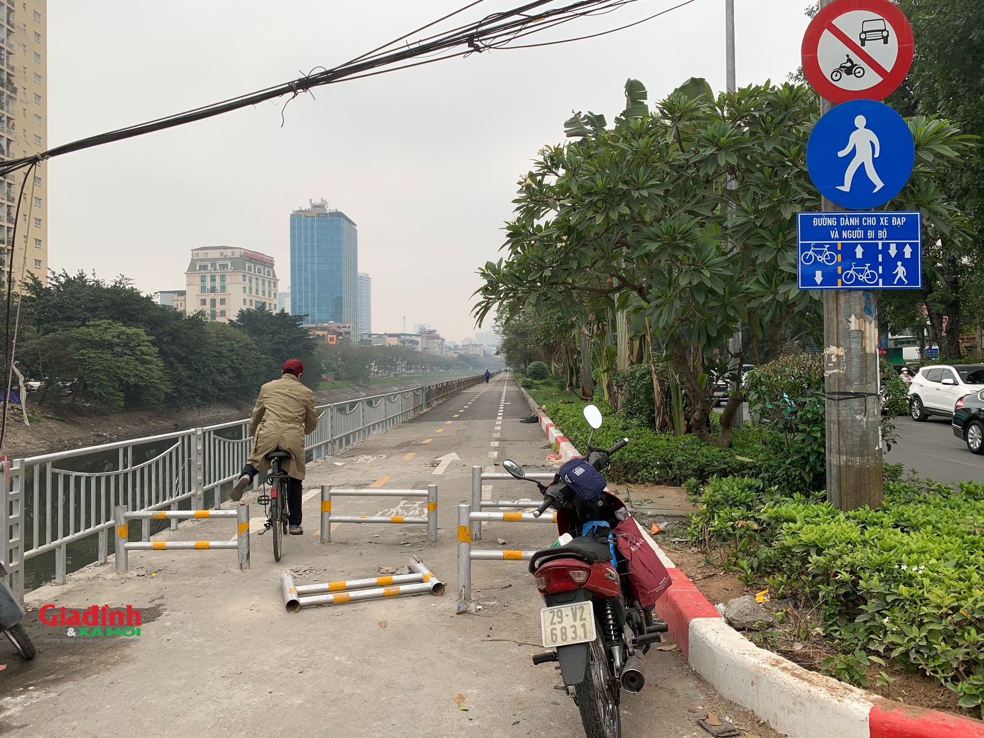 Hiện trạng tuyến đường dành riêng cho xe đạp ở Hà Nội ra sao sau hơn một tháng thí điểm- Ảnh 1.