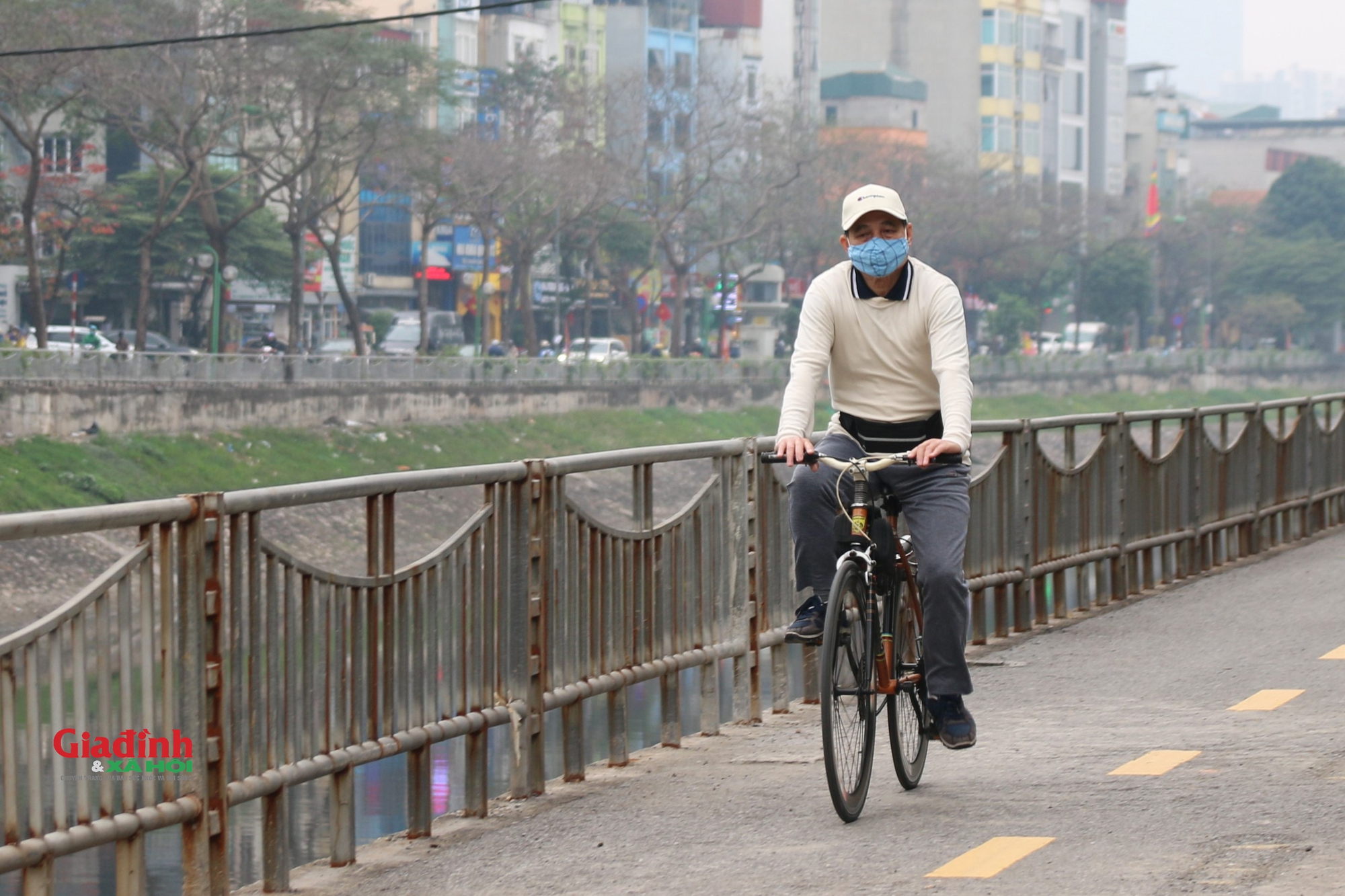 Hiện trạng tuyến đường dành riêng cho xe đạp ở Hà Nội ra sao sau hơn một tháng thí điểm- Ảnh 5.