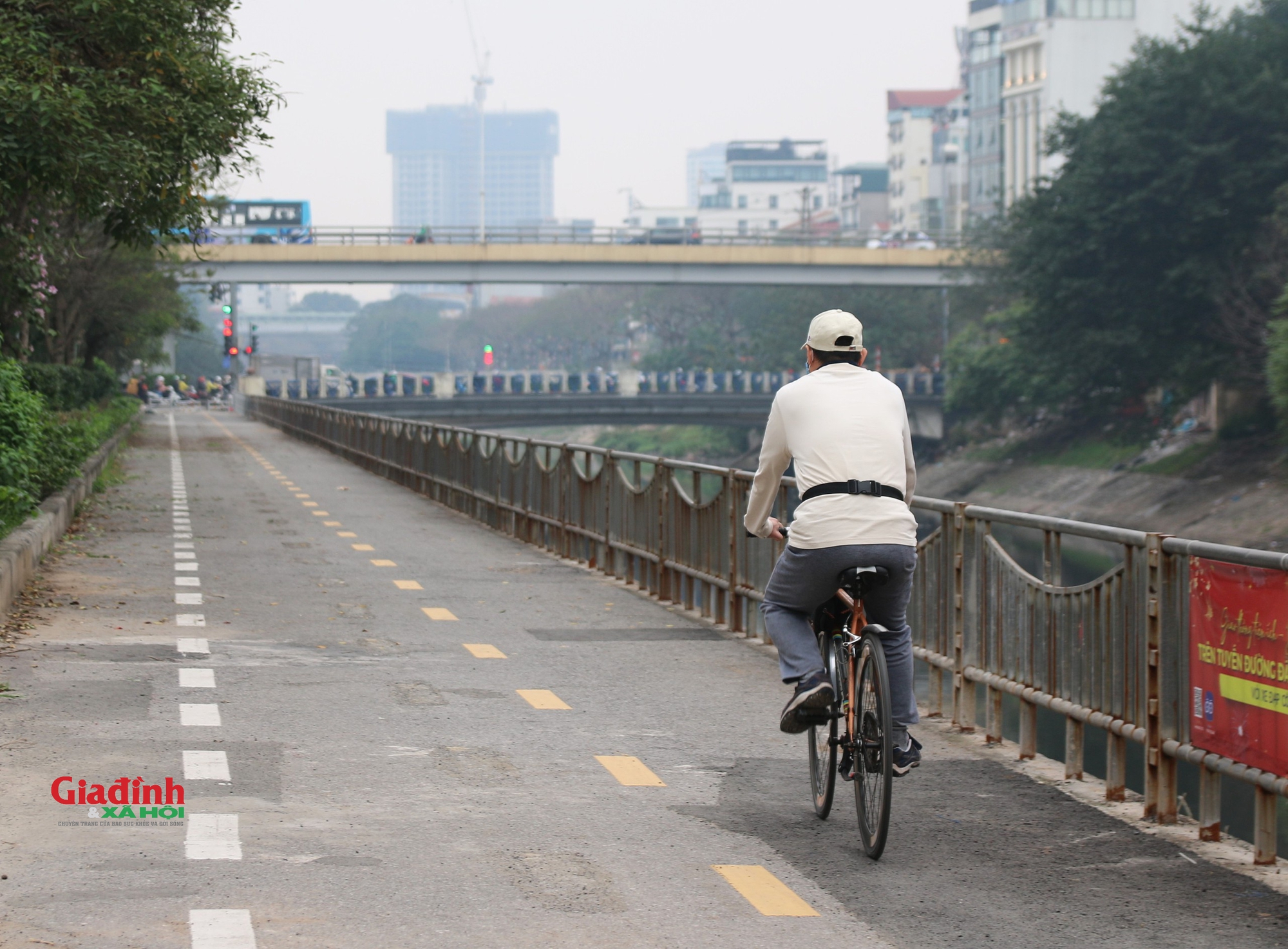 Hiện trạng tuyến đường dành riêng cho xe đạp ở Hà Nội ra sao sau hơn một tháng thí điểm- Ảnh 9.