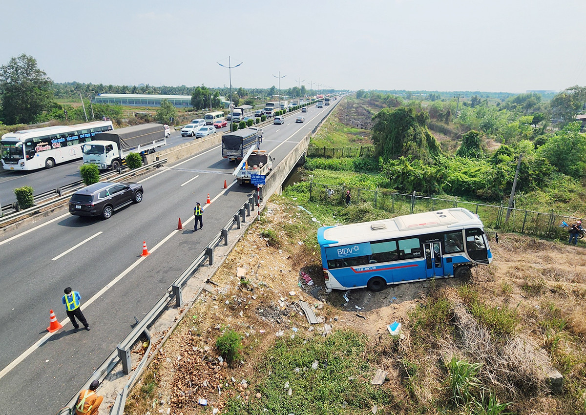 Xe khách 29 chỗ lật trên cao tốc TP.HCM - Trung Lương, nhiều người bị thương - Ảnh 1.