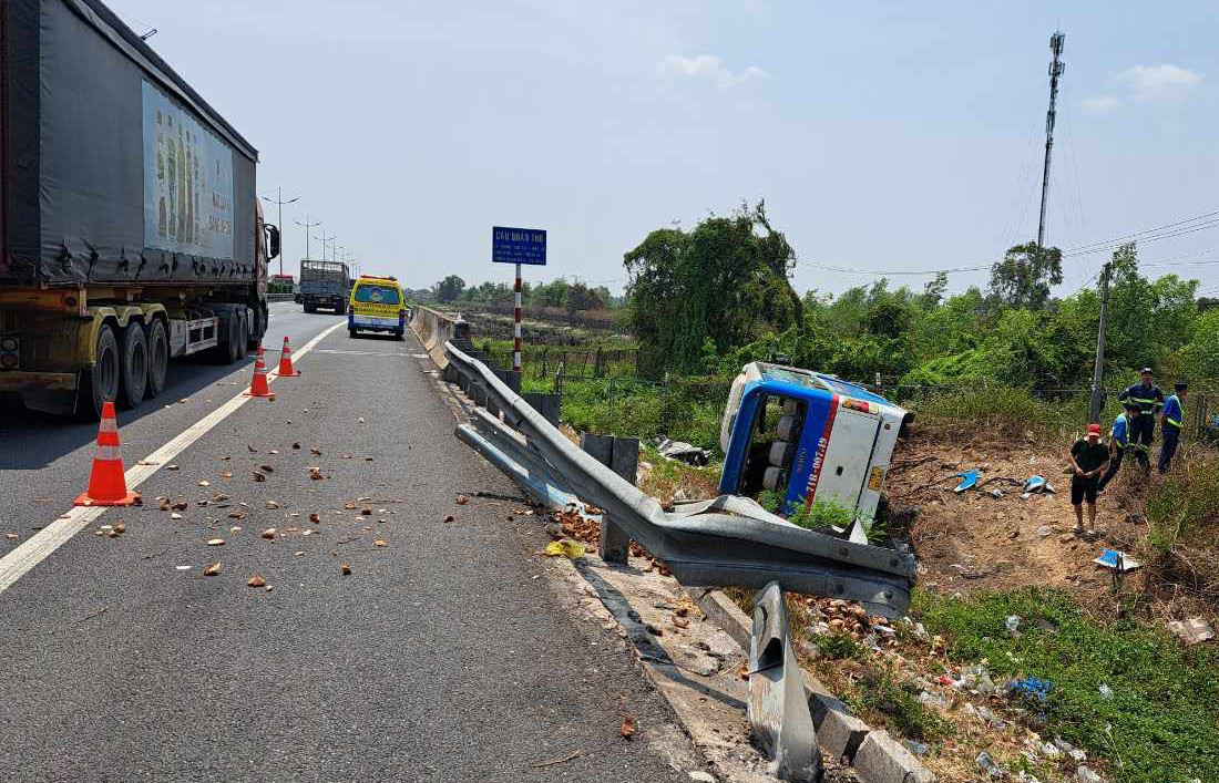 Xe khách 29 chỗ lật trên cao tốc TP.HCM - Trung Lương, nhiều người bị thương - Ảnh 3.