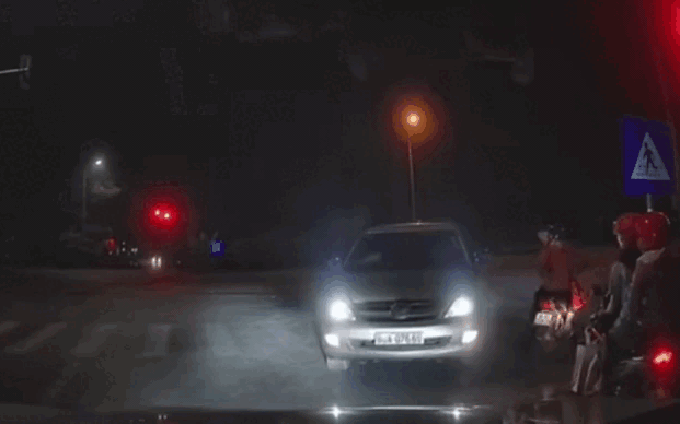 Video: Ngán ngẩm cảnh tài xế ô tô "thi gan", chặn đầu loạt phương tiện đang dừng đèn đỏ