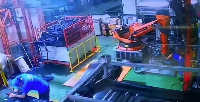 Robot 'tấn công' tàn bạo khiến kỹ sư tại nhà máy Thái Lan tử vong, camera an ninh ghi lại toàn bộ diễn biến gây ám ảnh - Ảnh 1.