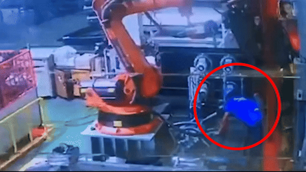 Robot 'tấn công' tàn bạo khiến kỹ sư tại nhà máy Thái Lan tử vong, camera an ninh ghi lại toàn bộ diễn biến gây ám ảnh - Ảnh 2.