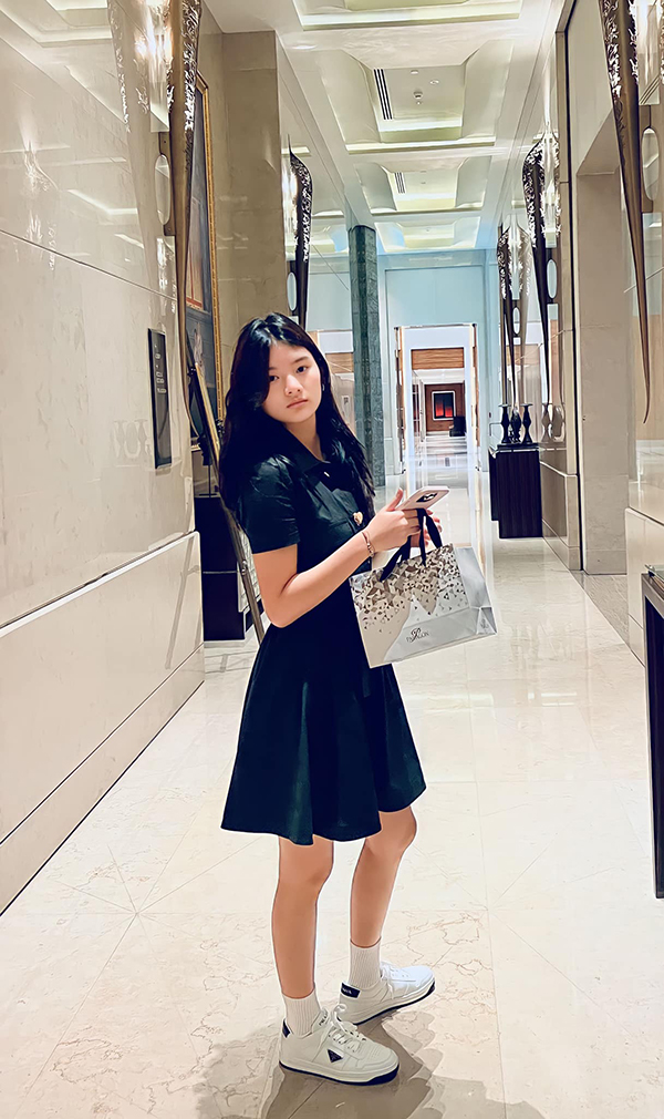 Con gái 16 tuổi của Trương Ngọc Ánh: Chân dài, hát hay nhưng không nối nghiệp cha mẹ - Ảnh 4.
