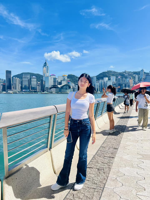 Con gái 16 tuổi của Trương Ngọc Ánh: Chân dài, hát hay nhưng không nối nghiệp cha mẹ - Ảnh 5.