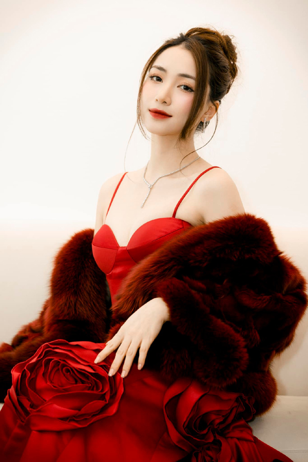 Dự đám cưới Quang Hải, Hòa Minzy có chiều cao khiêm tốn nhưng khán giả vẫn mê vì sắc vóc gợi cảm - Ảnh 8.