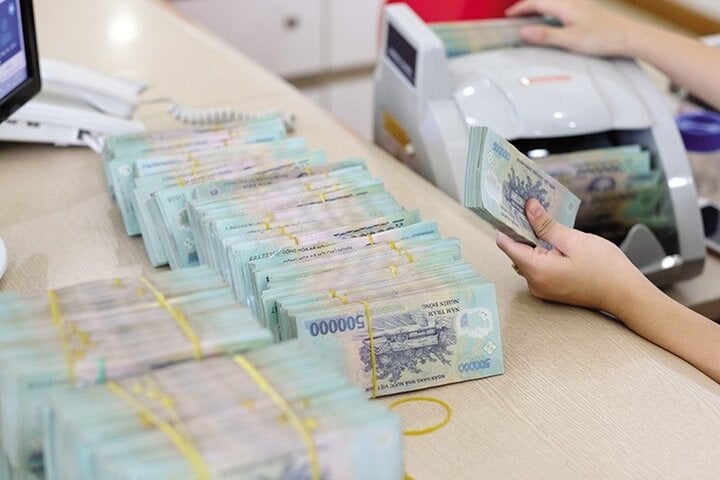Lãi suất Vietinbank, Vietcombank mới nhất: Gửi 300 triệu đồng 24 tháng nhận bao nhiêu tiền?- Ảnh 2.
