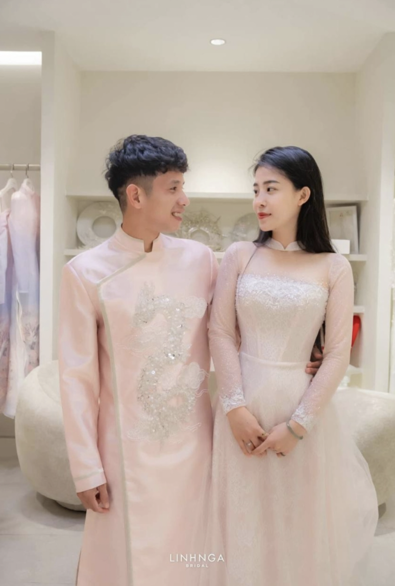 Vợ sắp cưới của hậu vệ Nguyễn Phong Hồng Duy: Gia thế khủng, sắc vóc khiến fan nữ 'ghen tị' - Ảnh 2.