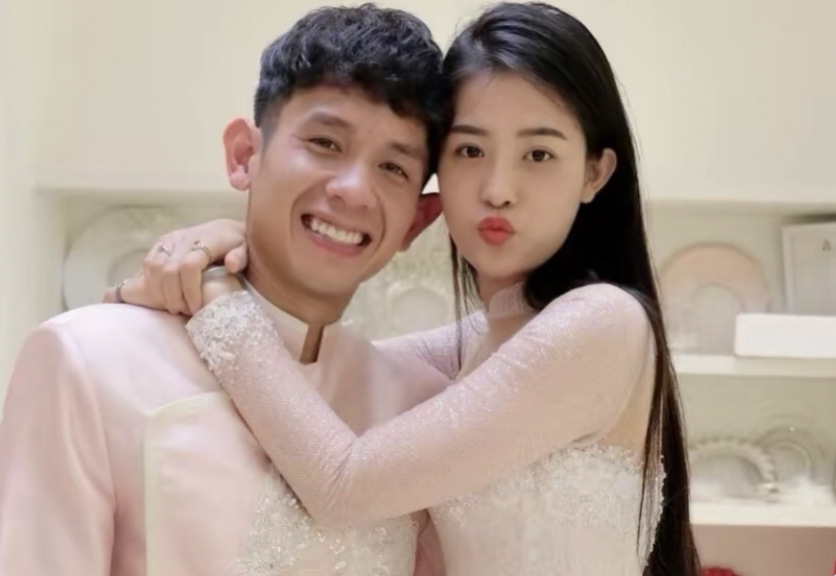 Vợ sắp cưới của hậu vệ Nguyễn Phong Hồng Duy: Gia thế khủng, sắc vóc khiến fan nữ 'ghen tị' - Ảnh 3.